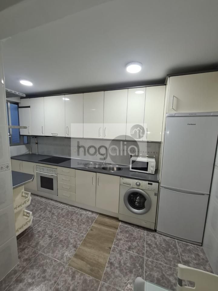 Cuina de Pis de lloguer en  Sevilla Capital amb Aire condicionat i Moblat