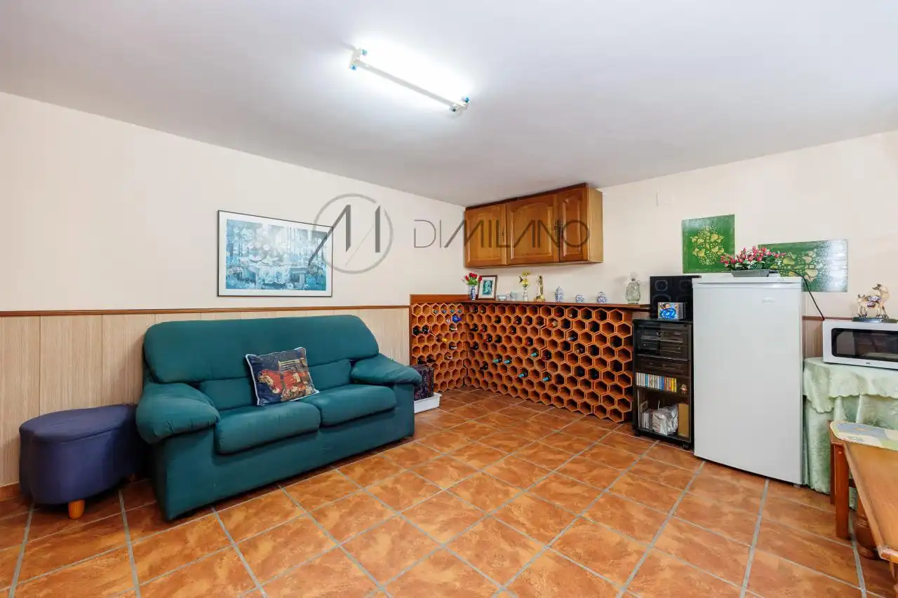 Casa adosada en venta en Vigo  con Calefacción, Jardín privado y Parquet
