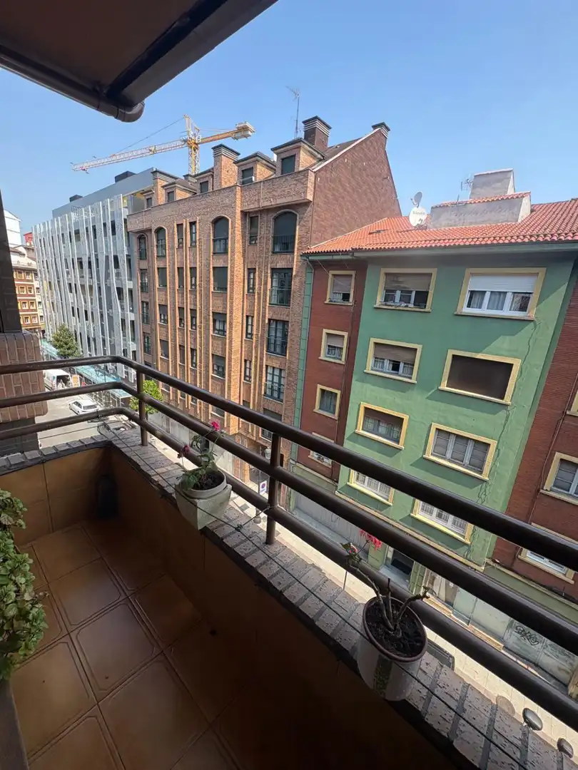 Terrassa de Pis de lloguer en Oviedo  amb Calefacció, Moblat i Balcó