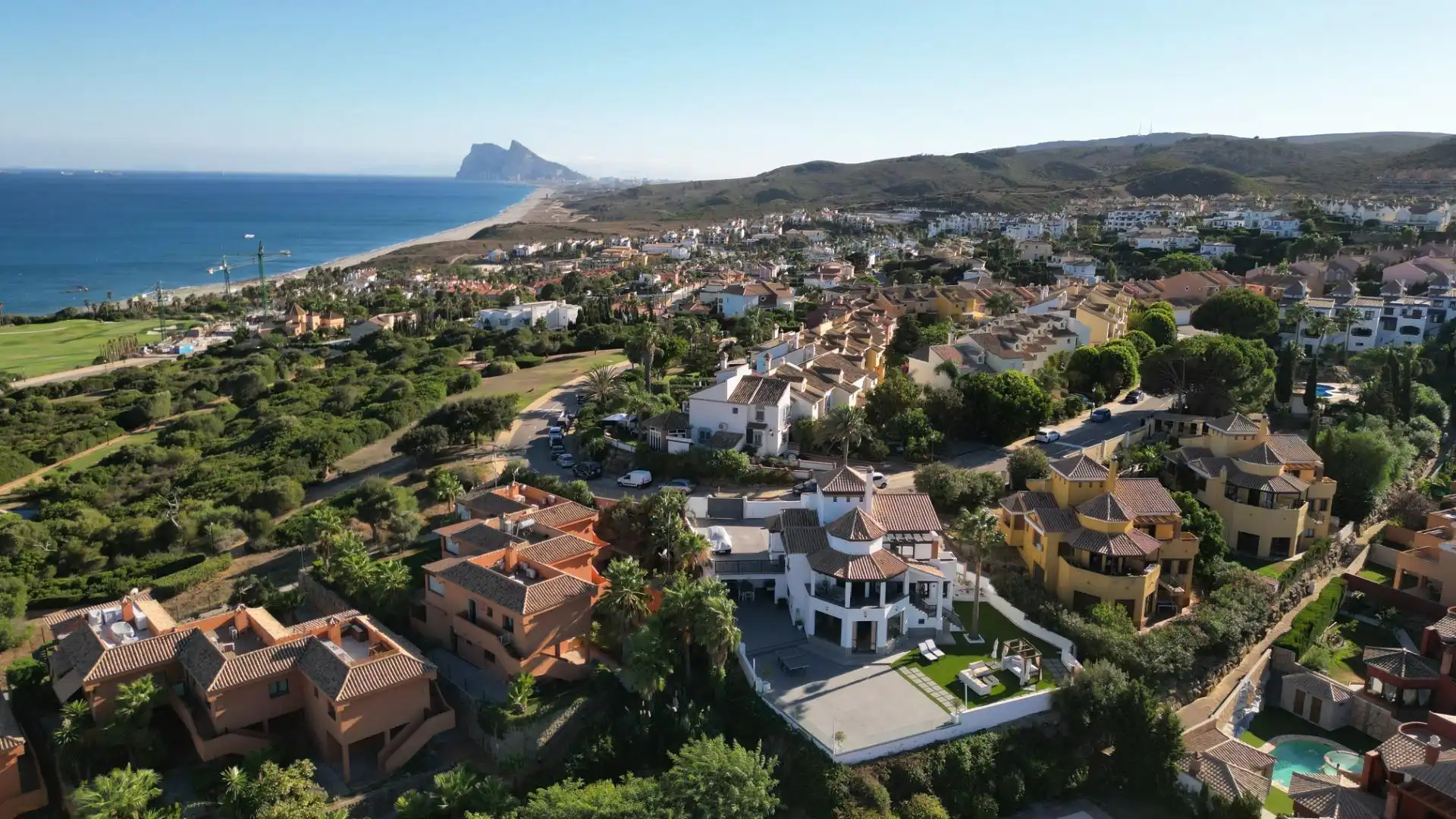 Vista exterior de Casa o chalet en venta en La Alcaidesa con Terraza, Trastero y Piscina