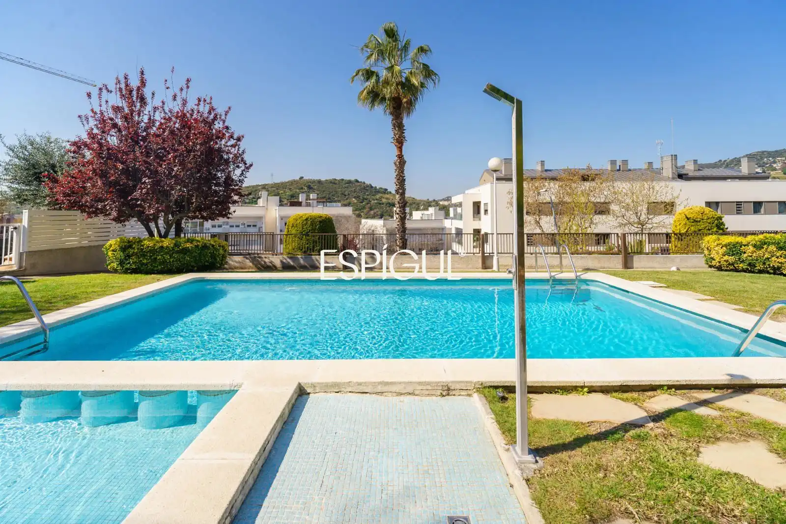 Piscina de Casa adosada en venta en Tiana con Aire acondicionado, Calefacción y Jardín privado
