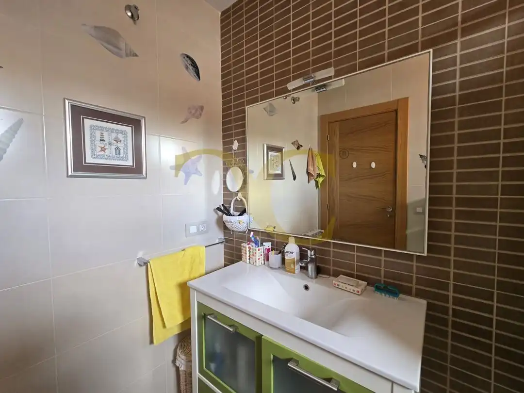 Badezimmer von Dachboden zum Verkauf in Llanes mit Heizung, Privatgarten und Terrasse