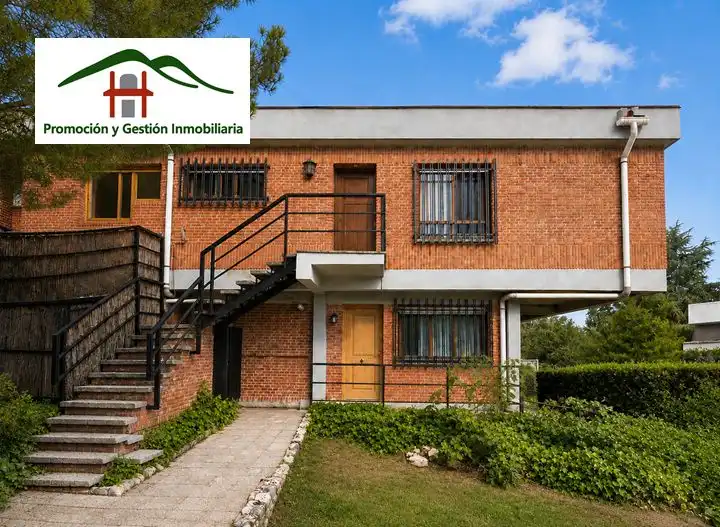 Casa aparellada amb terrassa en venda a Calle del Arra 54