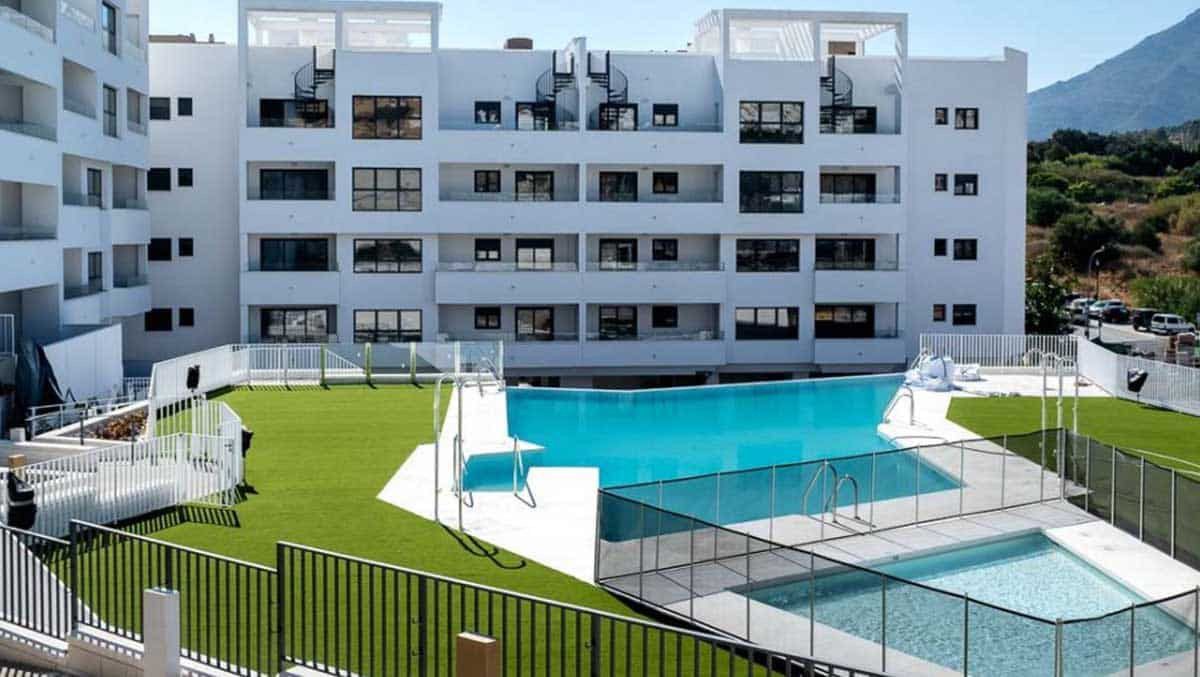 Swimming pool of Apartment to rent in Estepona  with Air Conditioner, Heating and Terrace