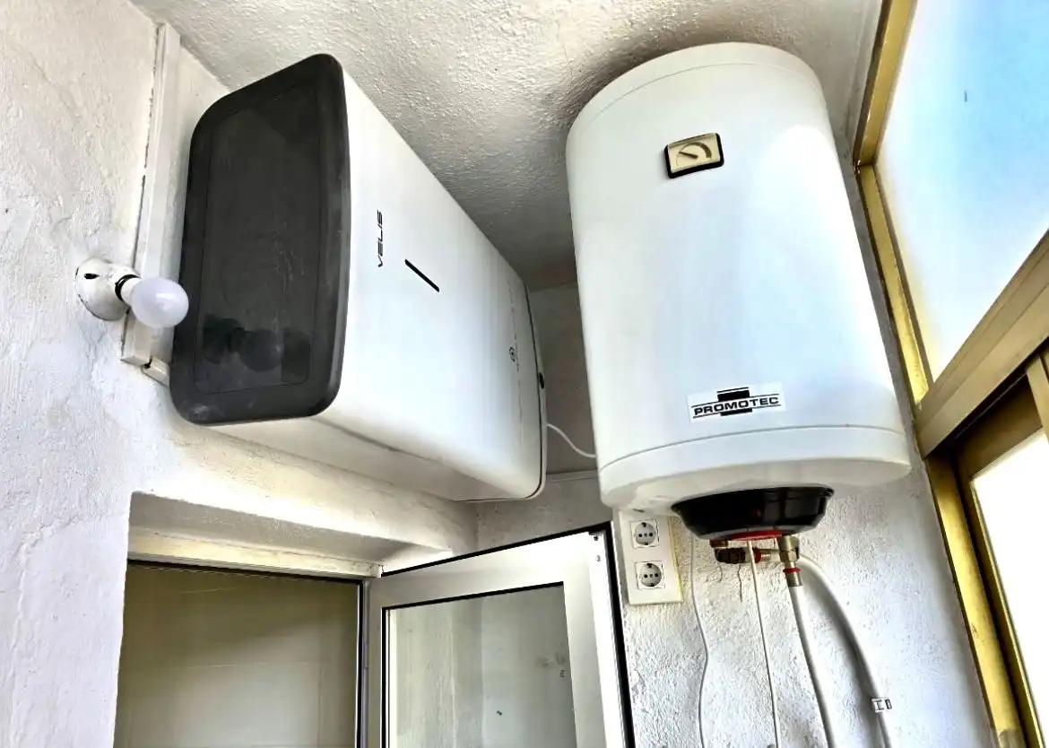 Exterior view of Flat for share in Requena  with Air Conditioner, Heating and Furnished