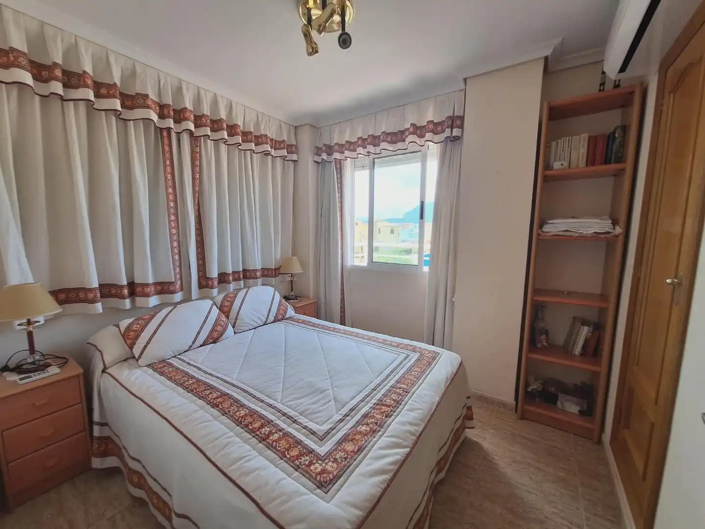 Habitación de Casa adosada en venta en Tavernes de la Valldigna con Aire acondicionado, Terraza y Balcón