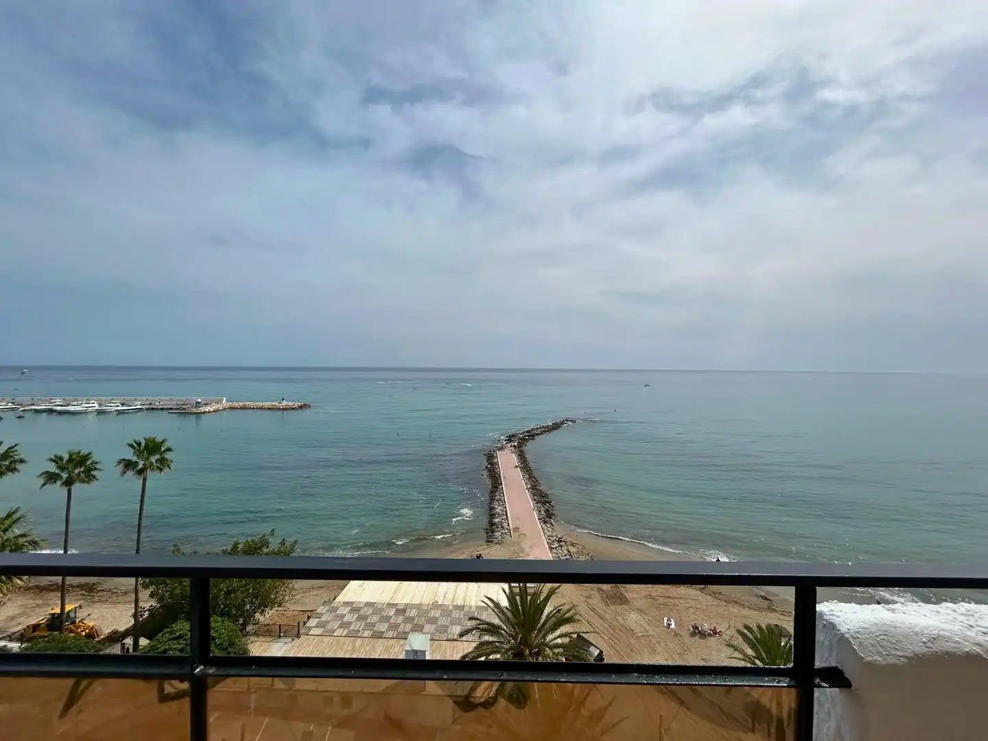 Vista exterior de Estudi en venda en Marbella amb Aire condicionat, Jardí privat i Terrassa
