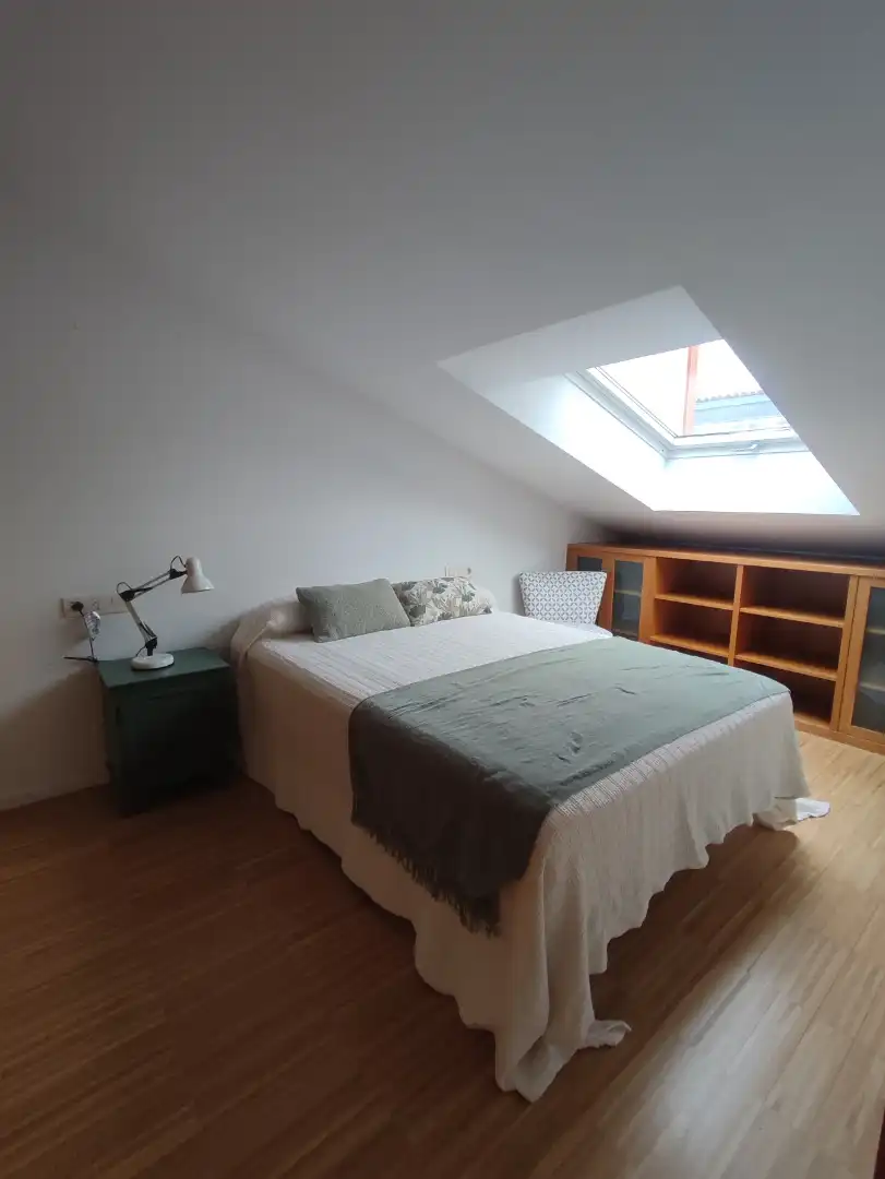 Schlafzimmer von Wohnungen zur Miete in A Coruña Capital  mit Heizung, Parkett und Möbliert
