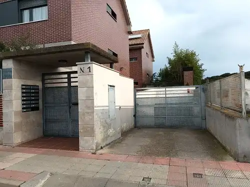 Aparcament de Casa adosada en venda en Entrena, La Rioja