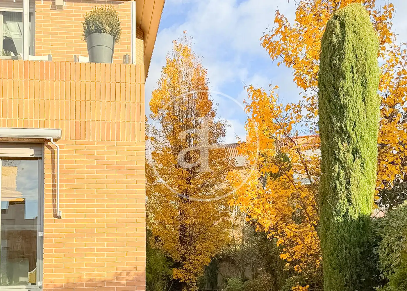 Vista exterior de Casa adosada en venda en Boadilla del Monte amb Aire condicionat, Calefacció i Jardí privat