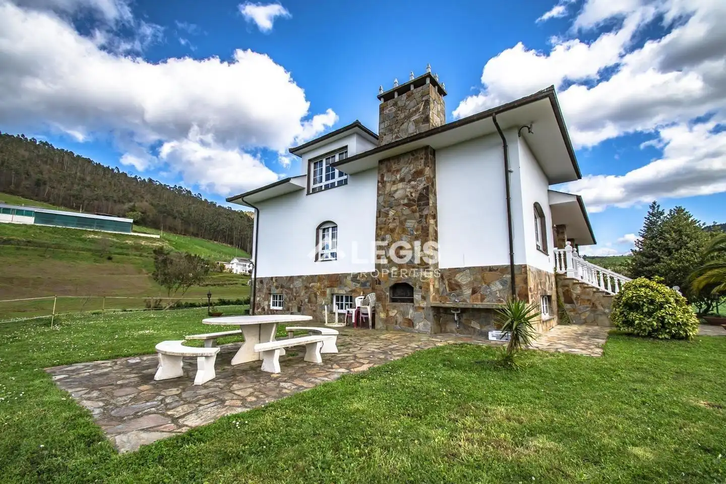 Vista exterior de Casa o xalet en venda en Valdés - Luarca amb Calefacció, Jardí privat i Terrassa