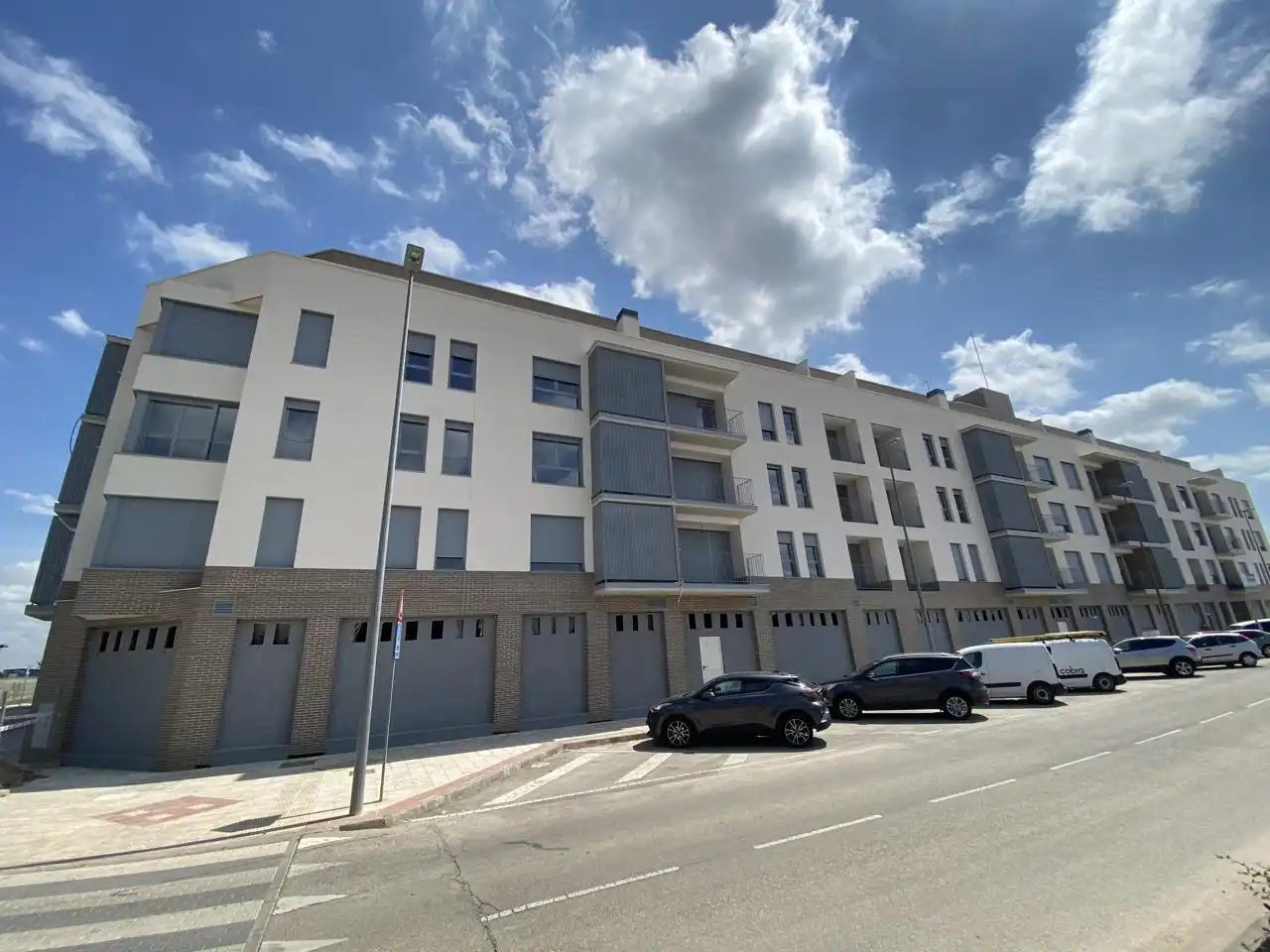 Vista exterior de Piso en venta en Alovera con Calefacción, Trastero y Piscina