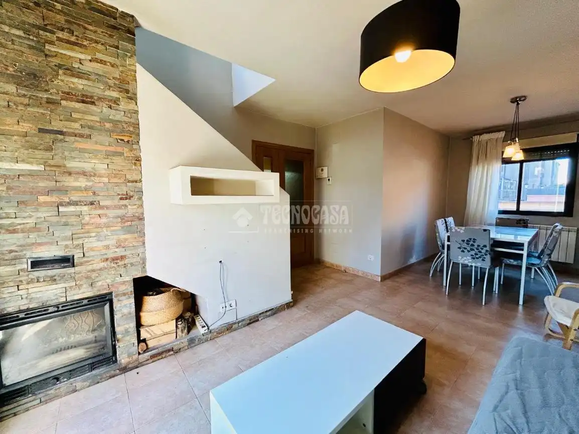 Sala d'estar de Casa adosada en venda en Viana de Cega amb Calefacció