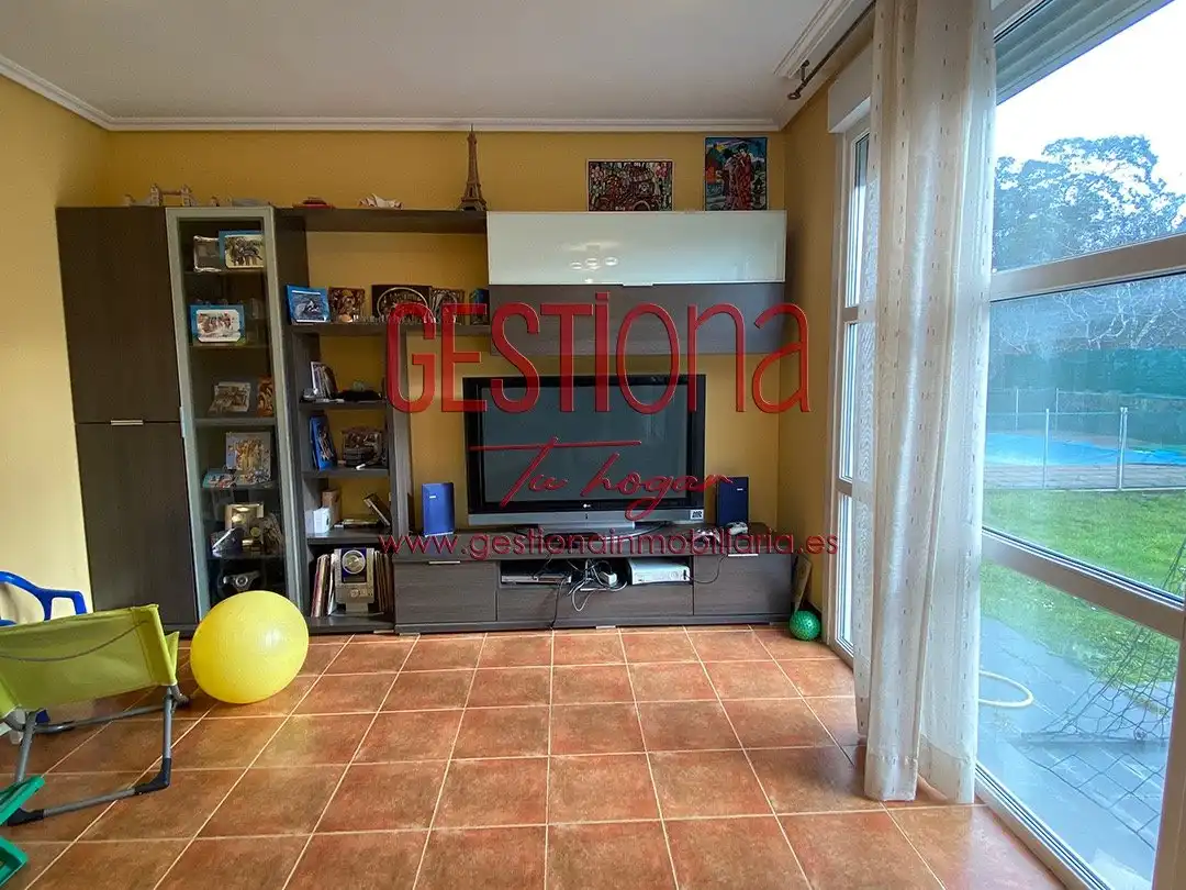 Sala de estar de Casa adosada en venta en Bareyo con Calefacción, Jardín privado y Piscina