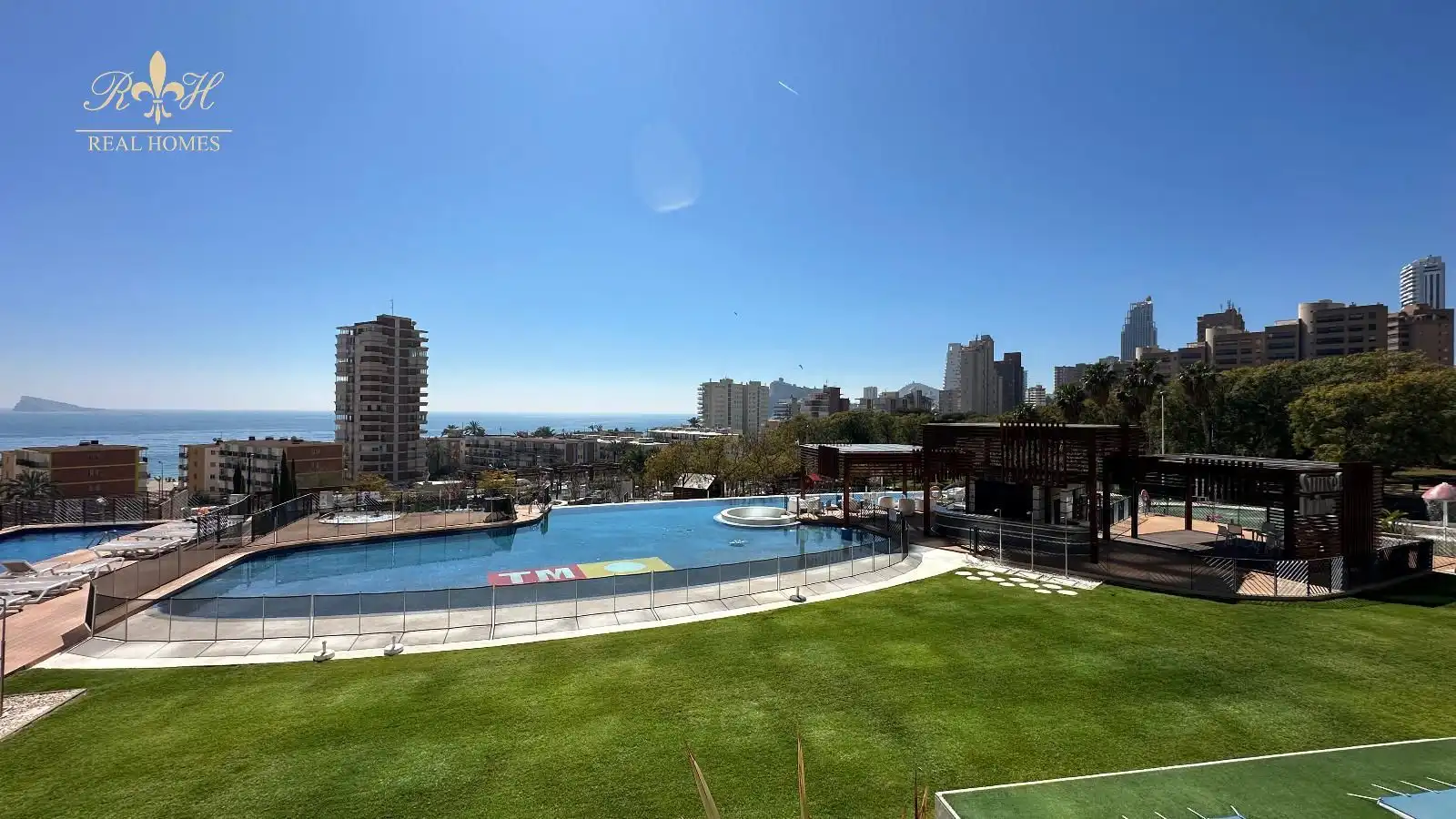 Swimming pool of Flat for rent in Benidorm  with Air Conditioner, Heating and Terrace