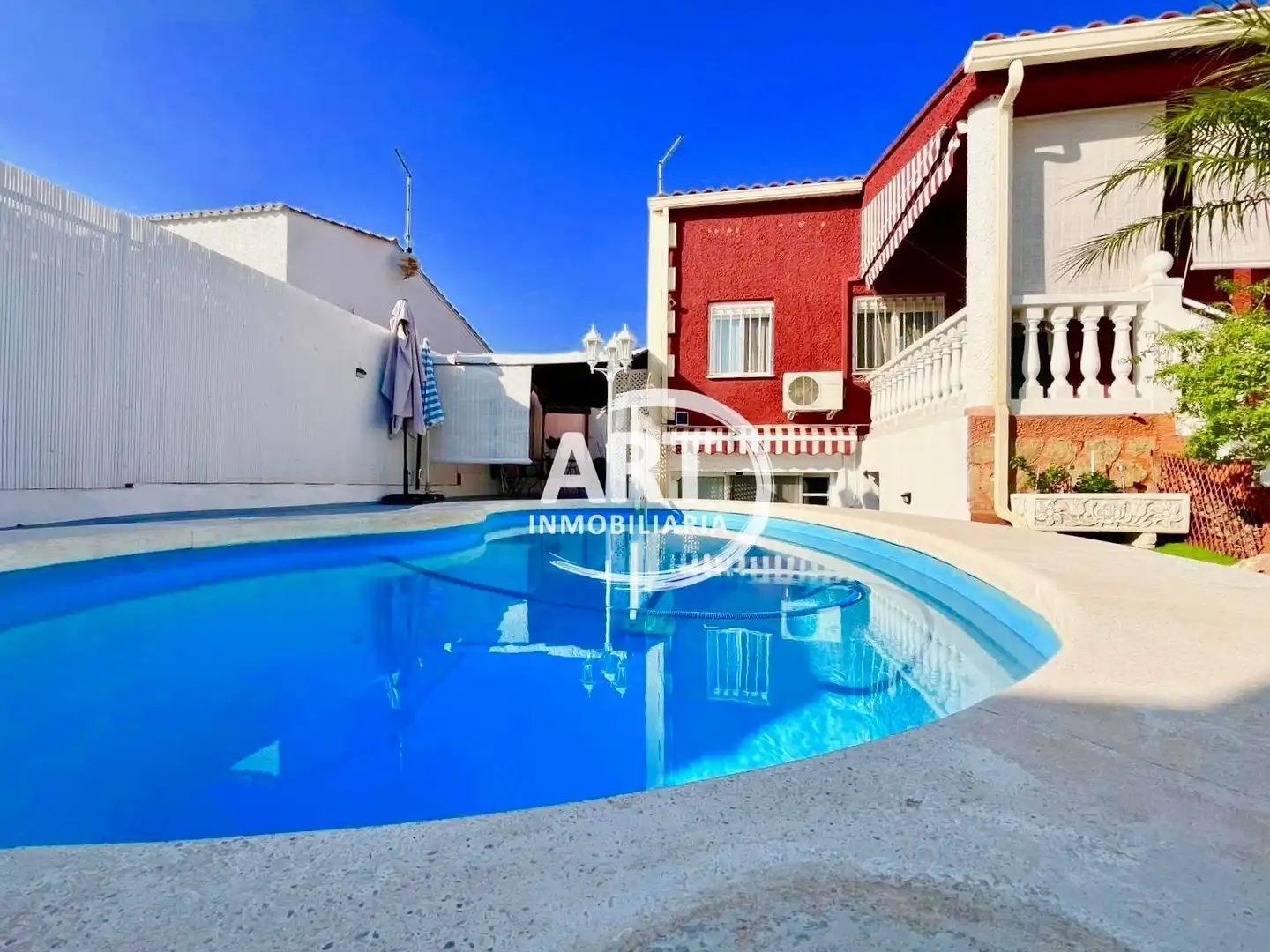 Vista exterior de Casa adosada en venta en La Pobla de Vallbona con Aire acondicionado, Calefacción y Jardín privado