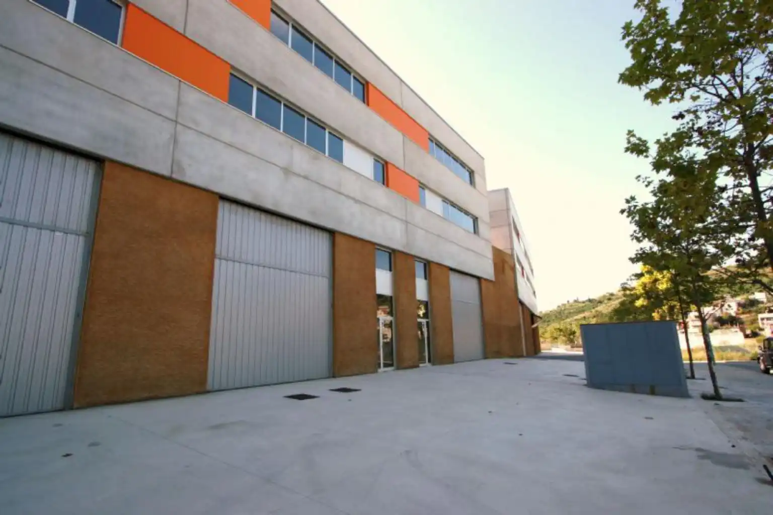 Vista exterior de Nave industrial de alquiler en Montgat