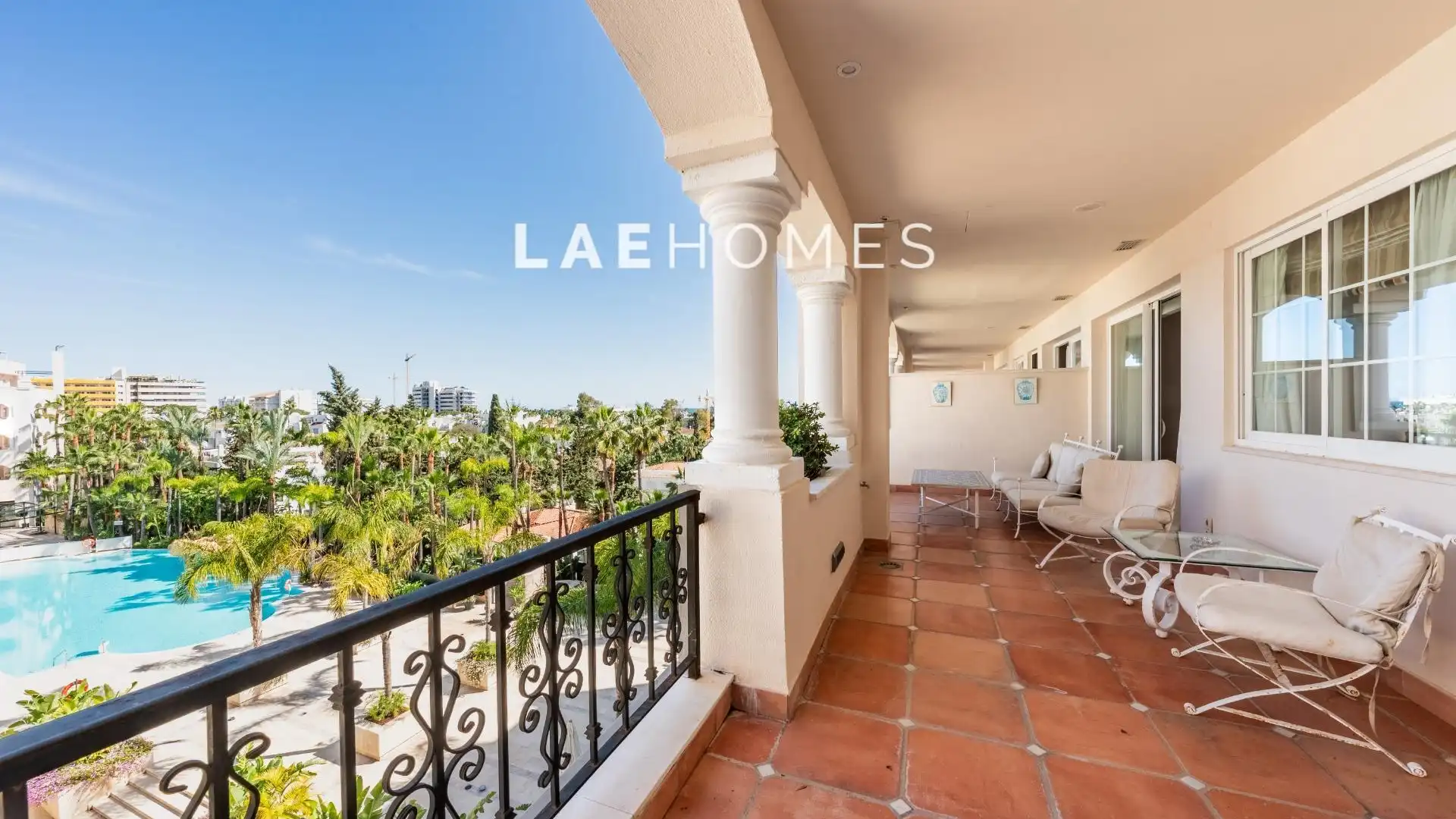 Außenansicht von Wohnungen zum Verkauf in Marbella mit Klimaanlage, Terrasse und Möbliert