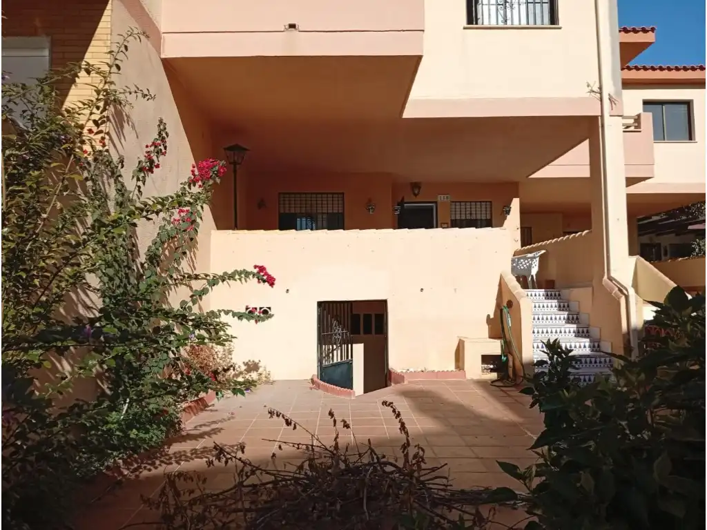 Vista exterior de Casa adosada en venda en Salobreña amb Piscina