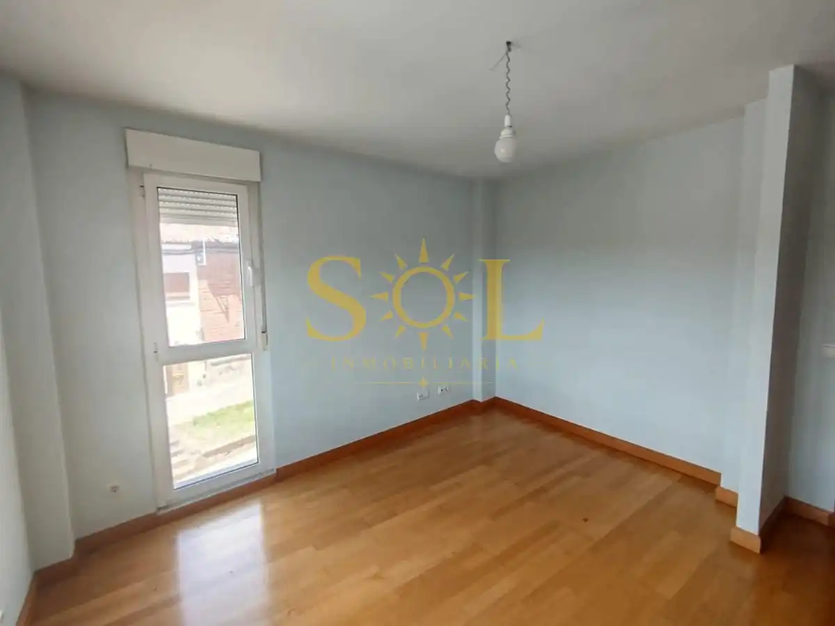 Habitación de Casa adosada en venta en Sariegos con Calefacción, Jardín privado y Terraza