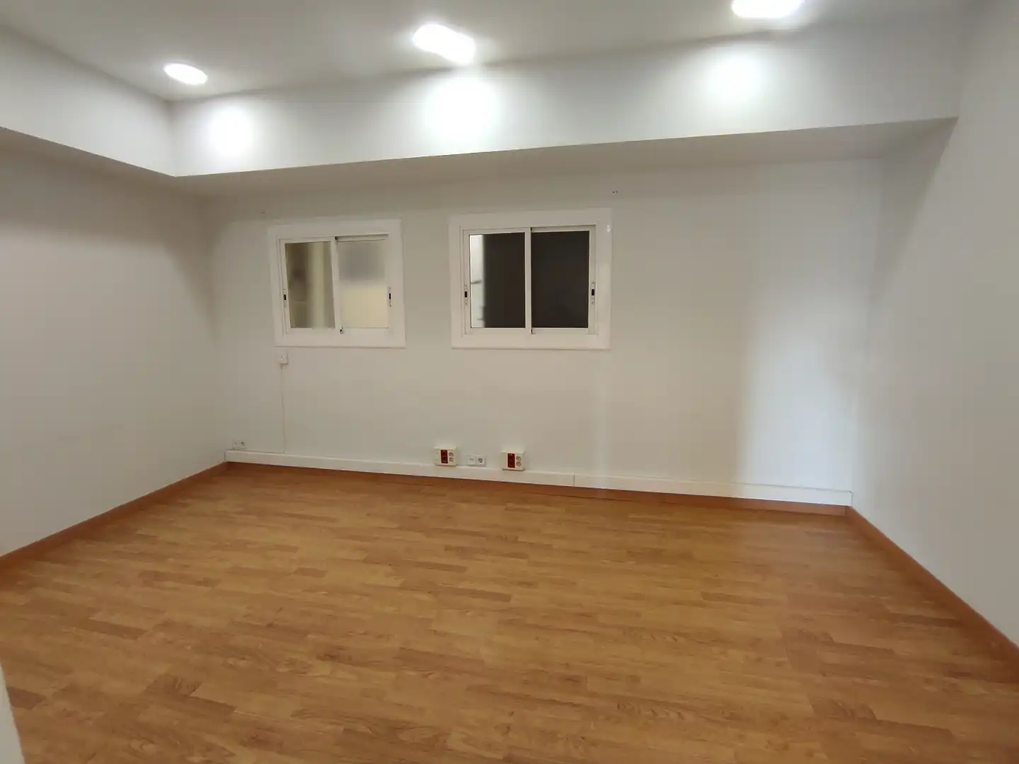Büro zur Miete in Barcelona mit Klimaanlage, Heizung und Balkon