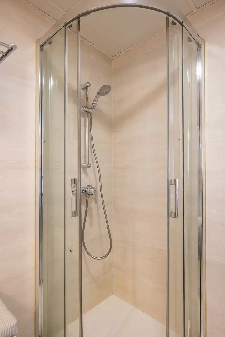 Bathroom of Flat for sale in Sevilla  with Air Conditioner, Heating and Storage room