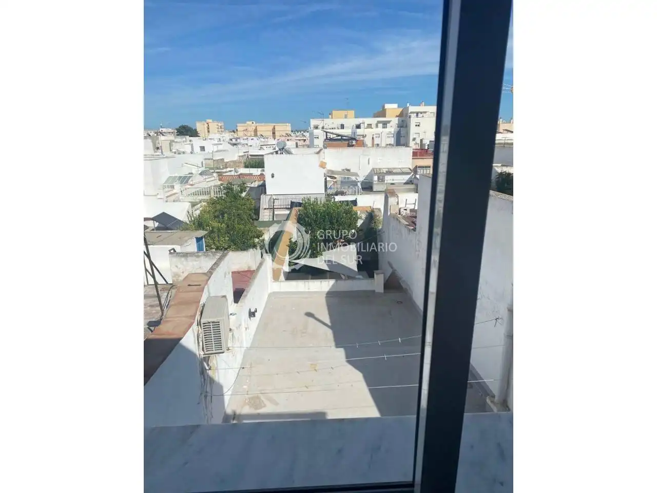 Vista exterior de Casa adosada en venda en Puerto Real amb Aire condicionat, Jardí privat i Terrassa