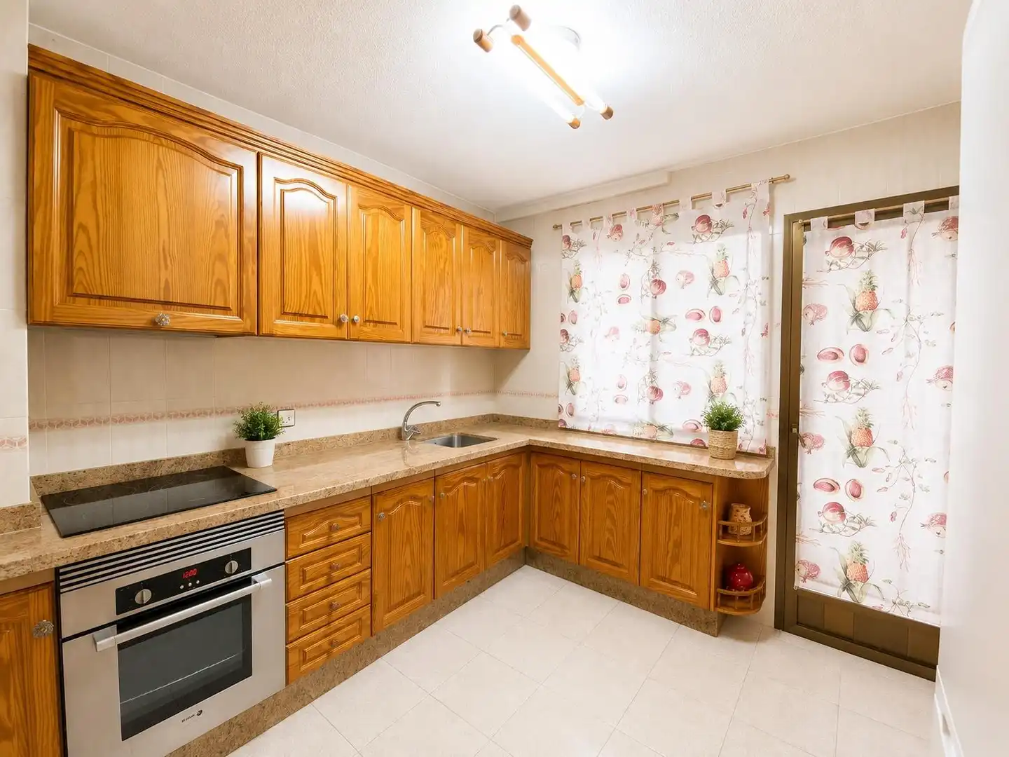 Cocina de Apartamento de alquiler en Torrevieja con Aire acondicionado y Amueblado