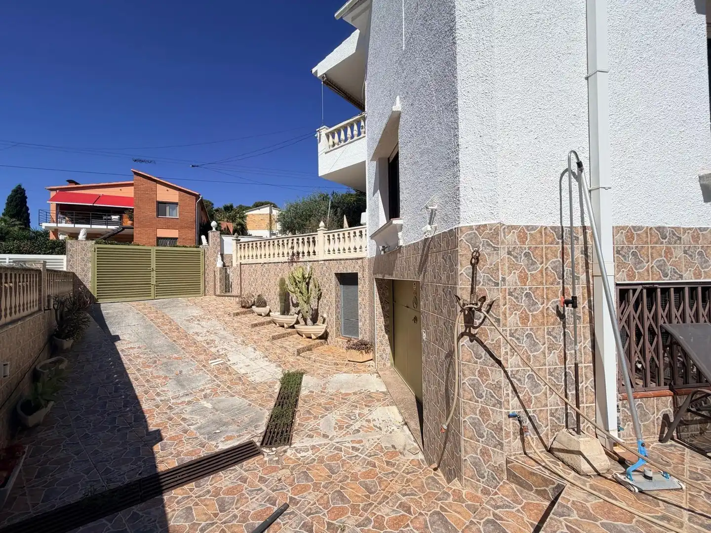 Vista exterior de Casa o xalet en venda en Cunit amb Calefacció, Jardí privat i Terrassa