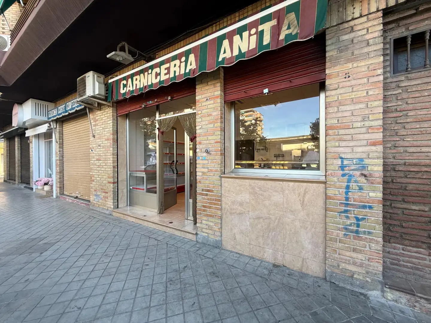 Local en venta en Granada con Amueblado