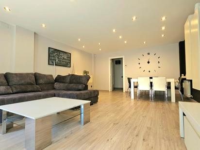 Sala d'estar de Casa adosada en venda en Sant Andreu de la Barca amb Calefacció, Terrassa i Traster