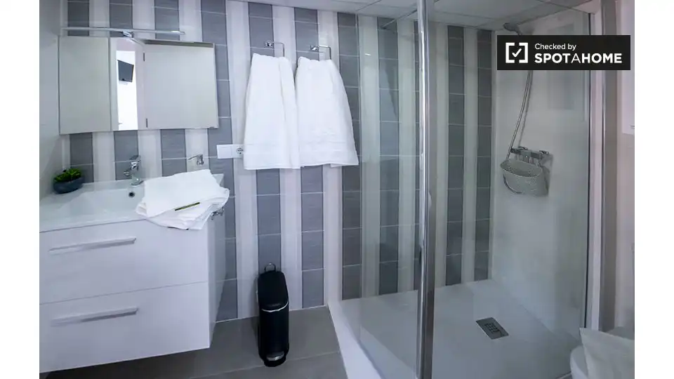 Bathroom of Flat for rent in Valencia  with Air Conditioner, Heating and Furnished