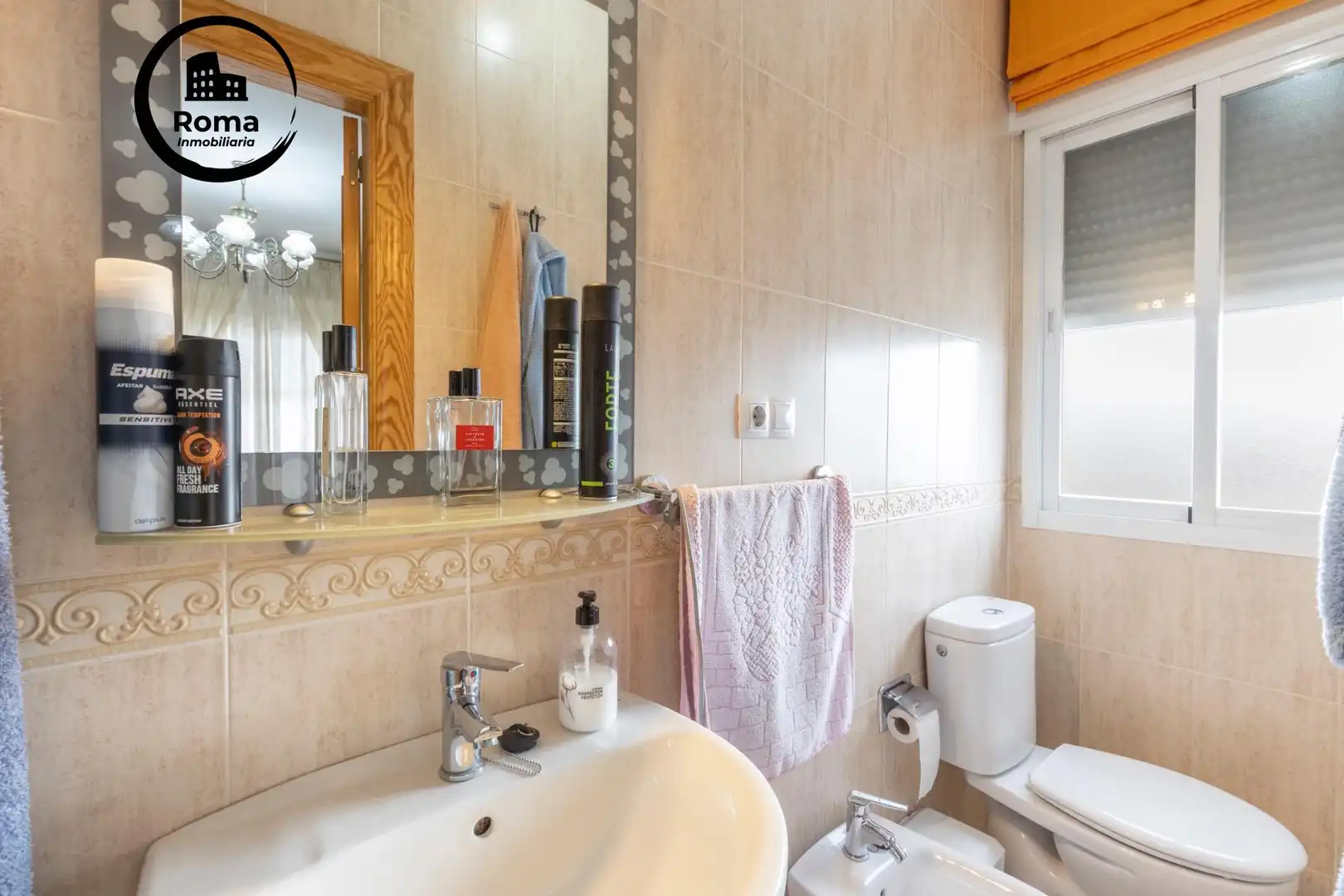 Badezimmer von Einfamilien-Reihenhaus zum Verkauf in Vegas del Genil mit Klimaanlage, Heizung und Terrasse