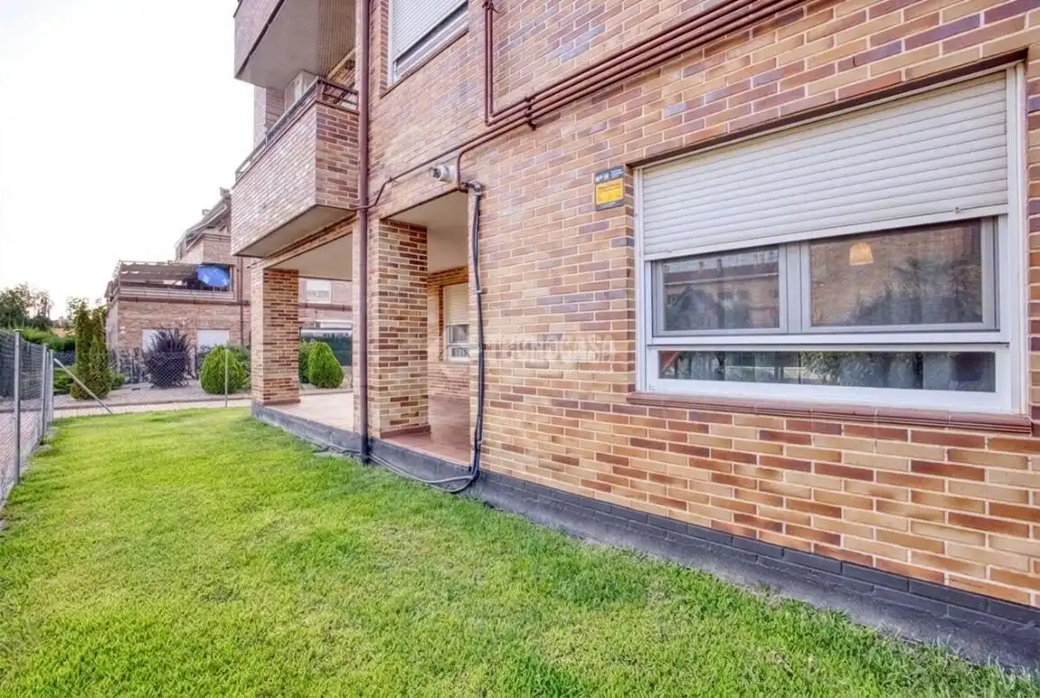 Vista exterior de Piso en venta en Villamayor con Calefacción, Jardín privado y Terraza