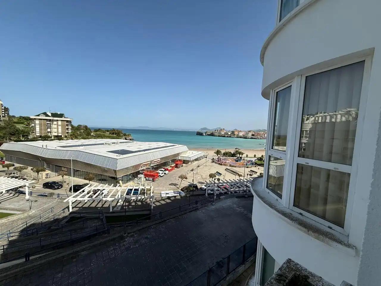 Vista exterior de Piso en venta en Castro-Urdiales con Calefacción, Parquet y Piscina comunitaria