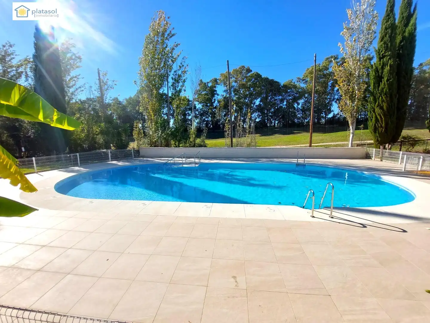 Piscina de Casa adosada en venda en Guillena amb Aire condicionat, Calefacció i Jardí privat