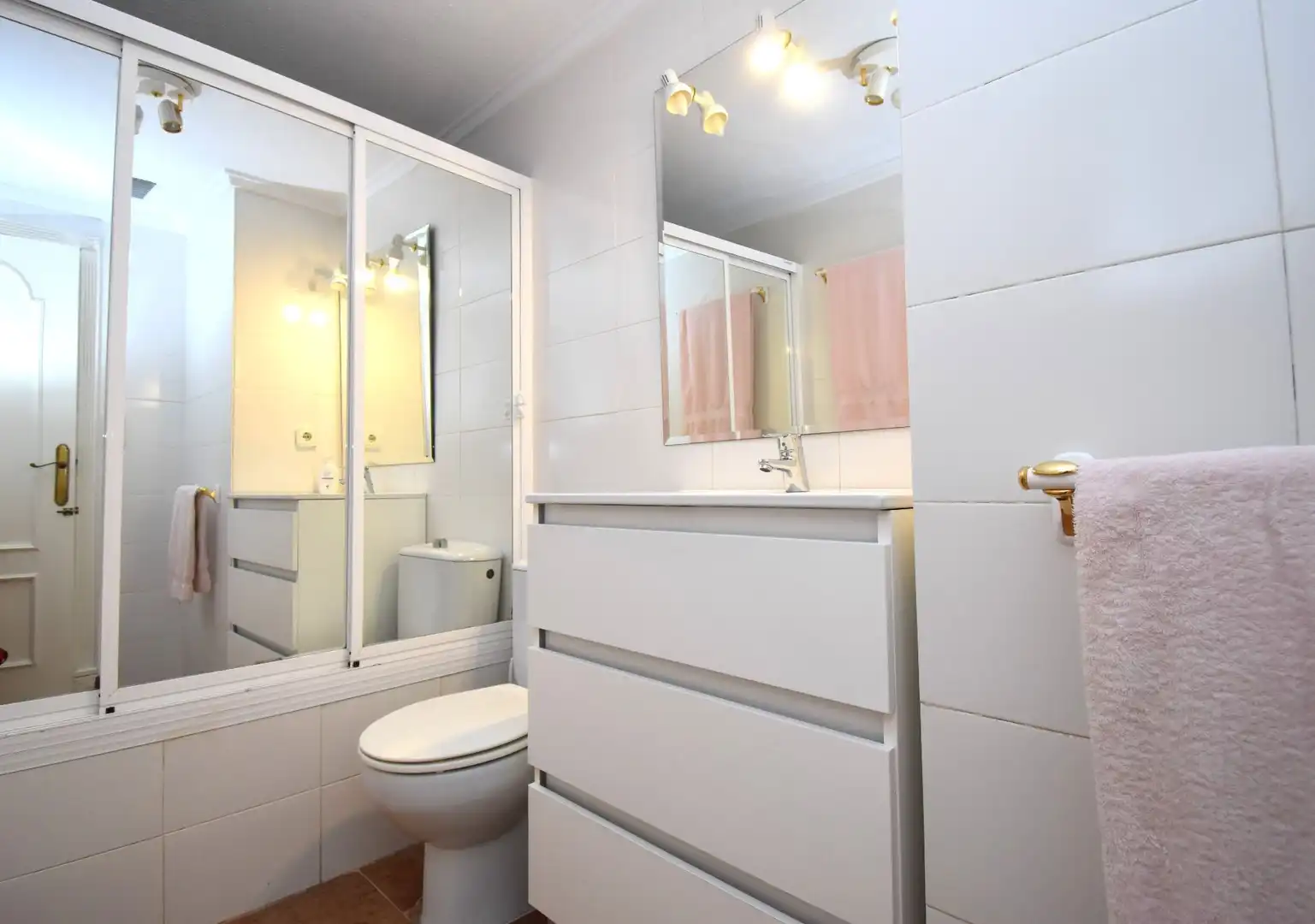 Bany de Apartament de lloguer en Santa Pola amb Aire condicionat, Calefacció i Terrassa
