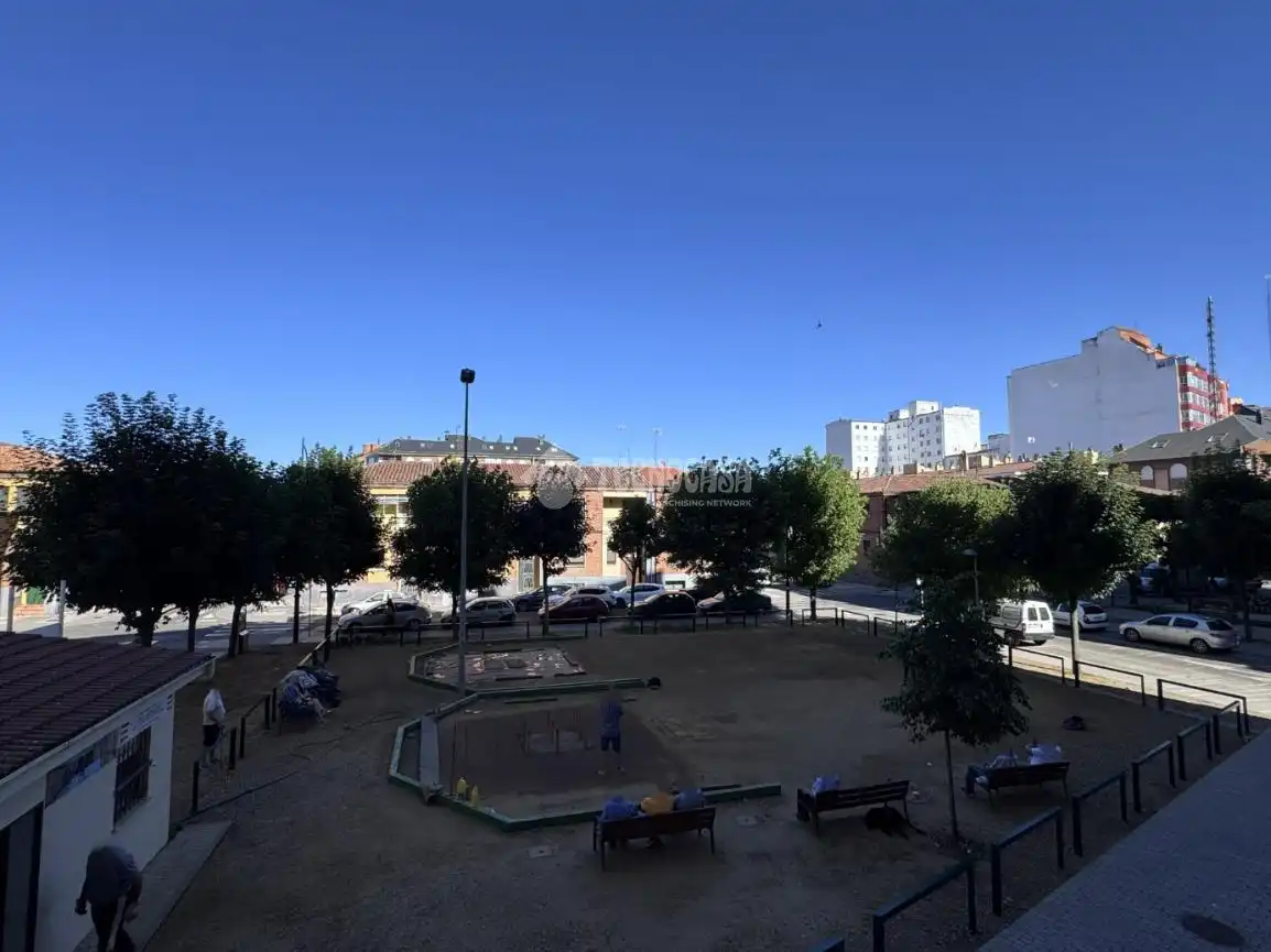 Vista exterior de Pis en venda en León Capital  amb Calefacció i Parquet