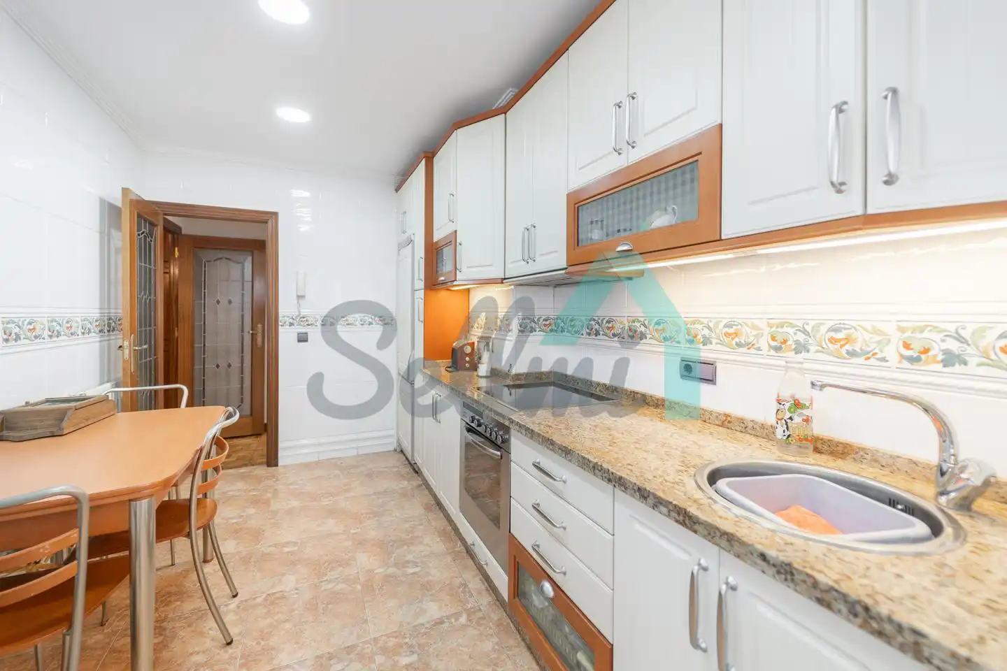 Cuina de Pis en venda en Oviedo  amb Calefacció, Parquet i Terrassa