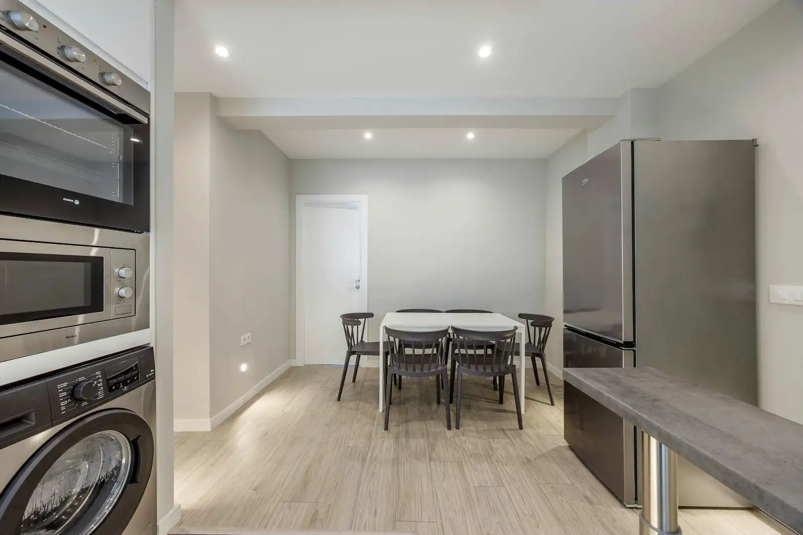 Dining room of Flat for share in Valencia  with Air Conditioner, Washing machine and TV