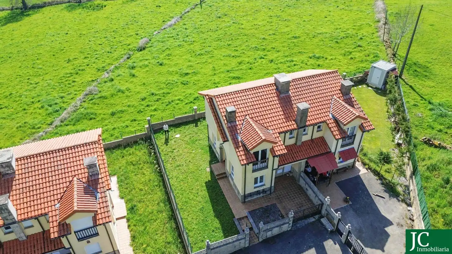 Vista exterior de Casa adosada en venda en Ampuero amb Calefacció, Jardí privat i Terrassa