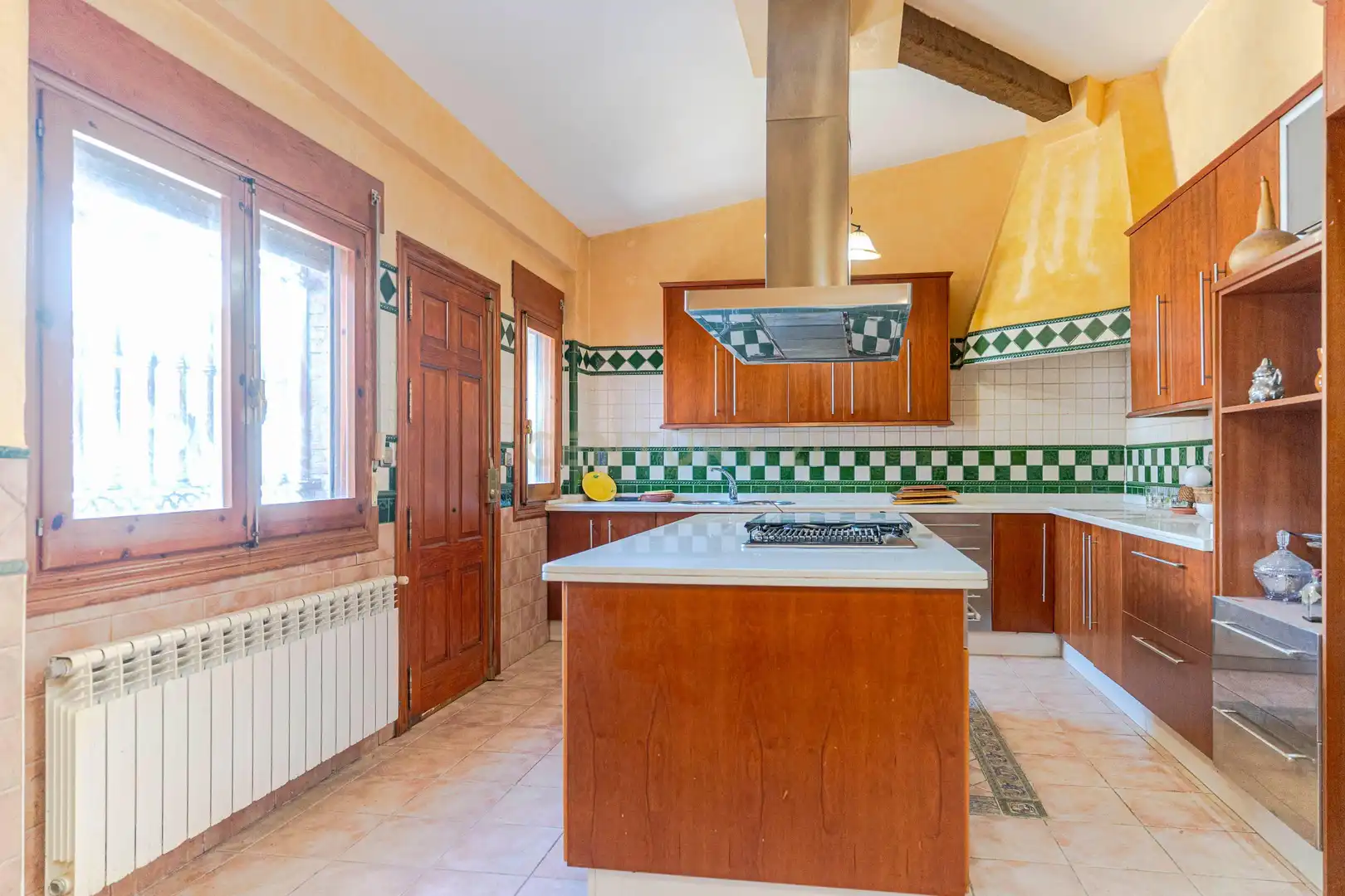 Cuina de Casa o xalet en venda en Granada amb Aire condicionat, Jardí privat i Traster