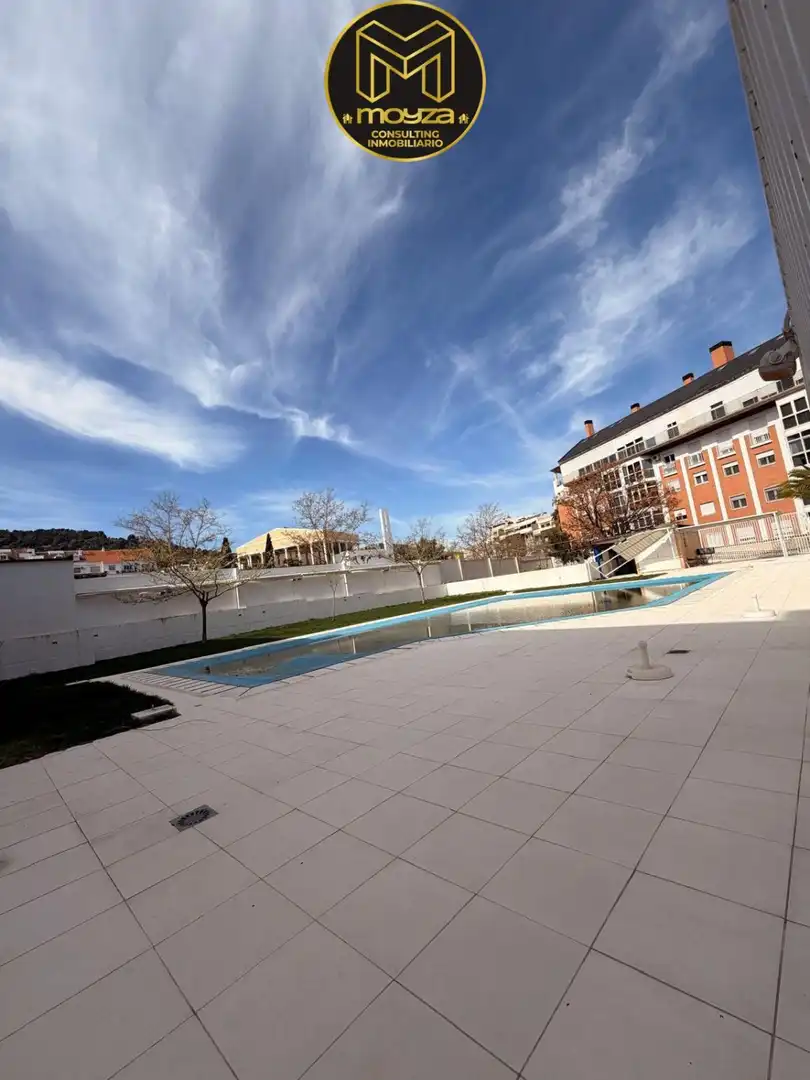 Piscina de Pis de lloguer en Jaén amb Aire condicionat i Traster