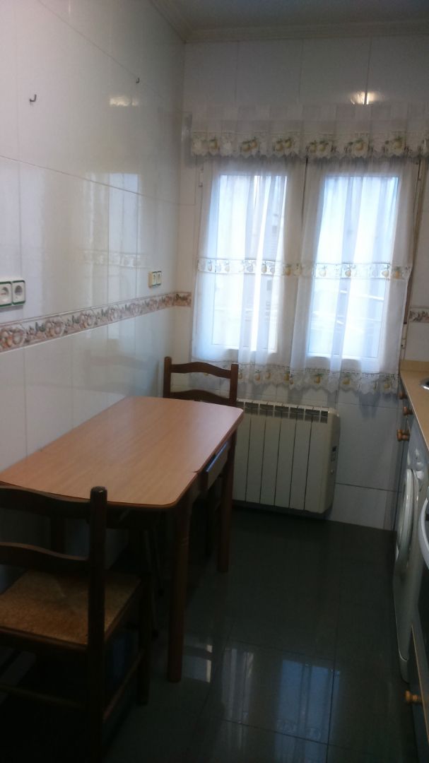 Menjador de Pis en venda en Gijón  amb Calefacció, Parquet i Moblat