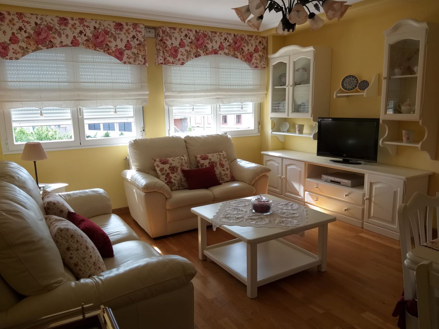 Sala d'estar de Apartament en venda en Valencia de Don Juan amb Calefacció, Parquet i Traster