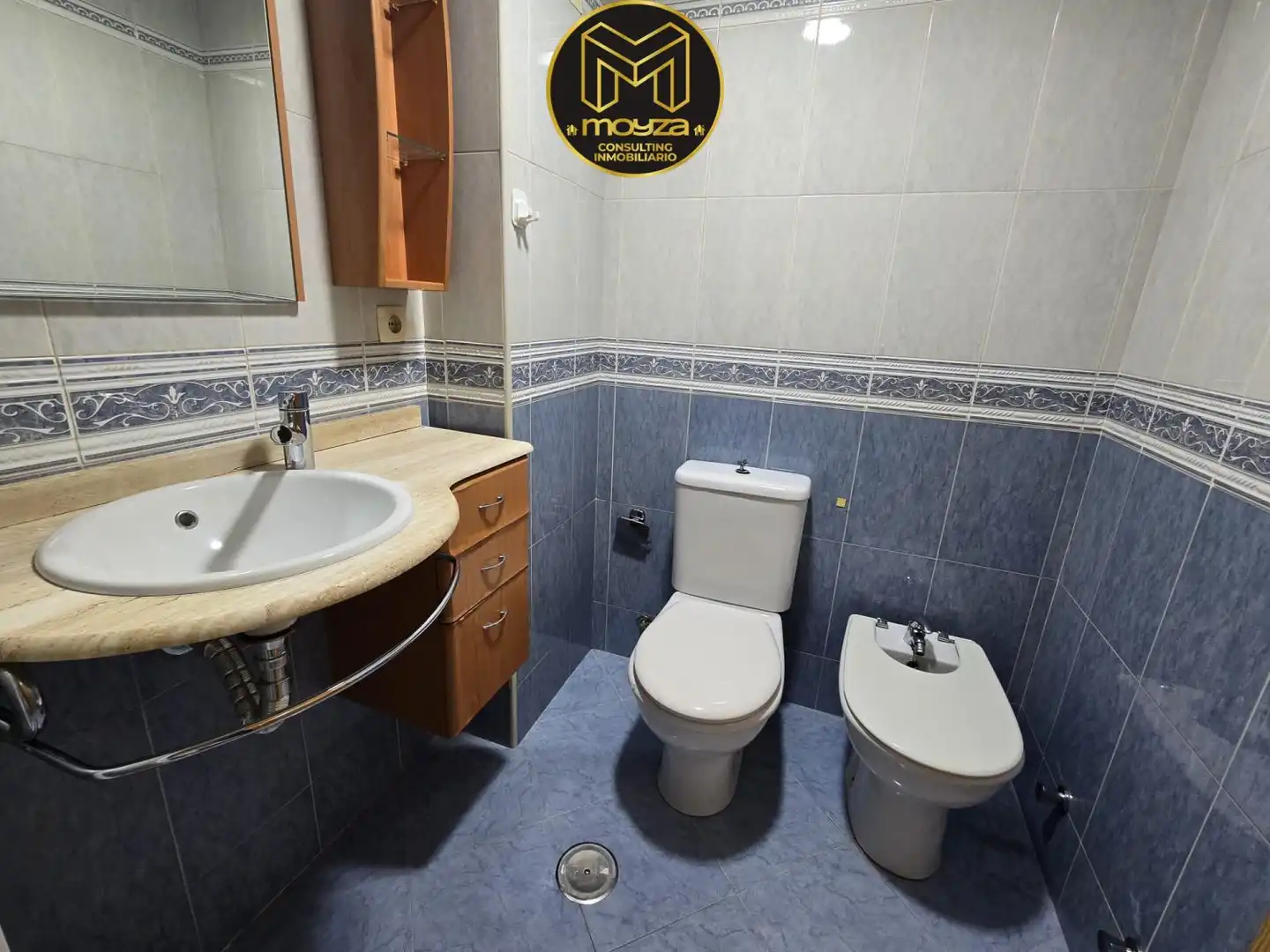Badezimmer von Wohnungen zur Miete in Jaén mit Klimaanlage