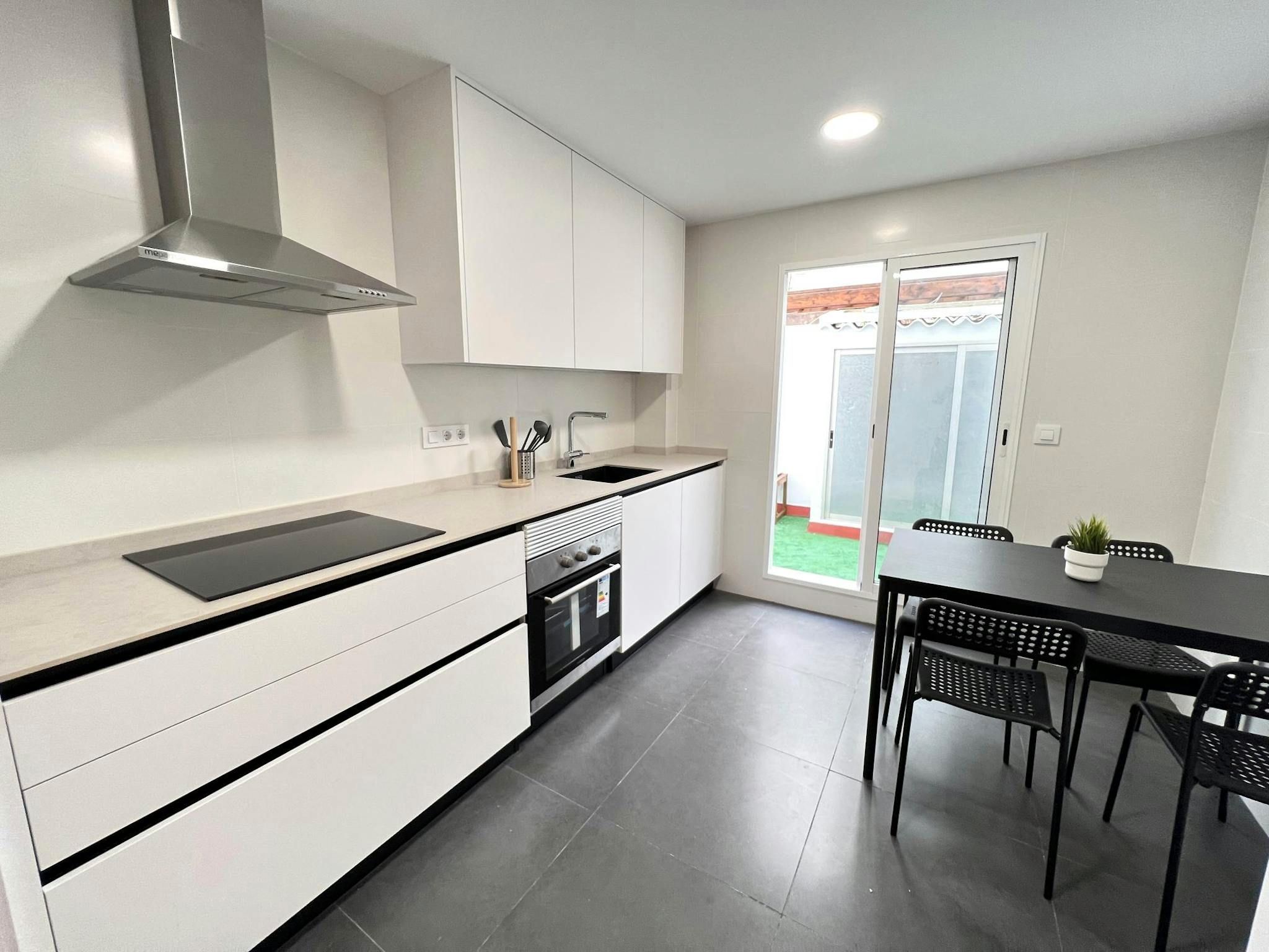 Küche von Wohnung zur untervermieten in  Valencia Capital mit Waschmaschine und Fernseher