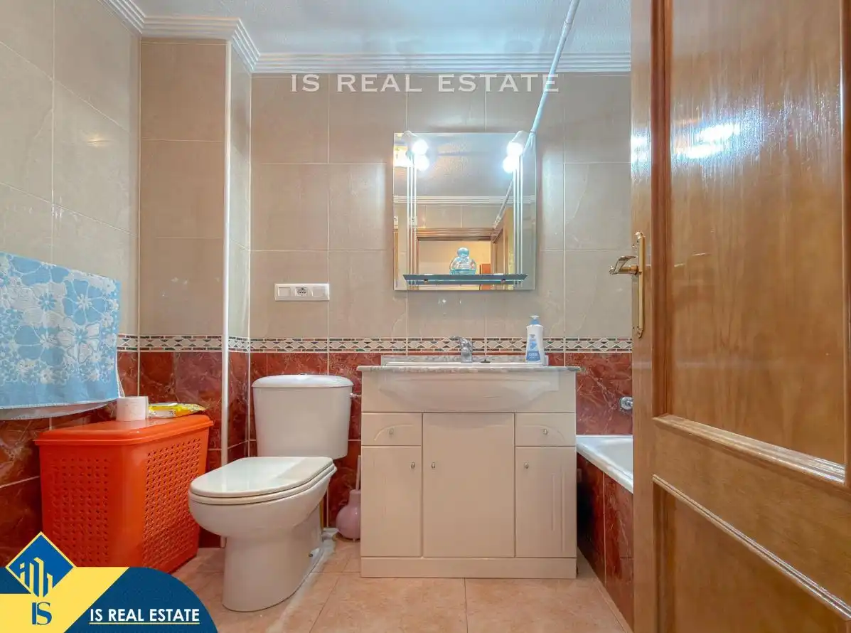Baño de Apartamento en venta en Torrevieja con Aire acondicionado, Calefacción y Terraza