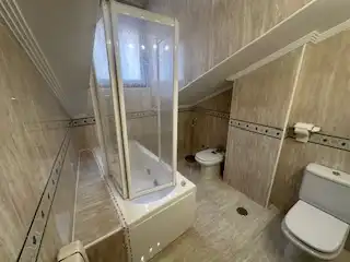 Badezimmer von Maisonette zur Miete in León Capital  mit Heizung, Parkett und Terrasse