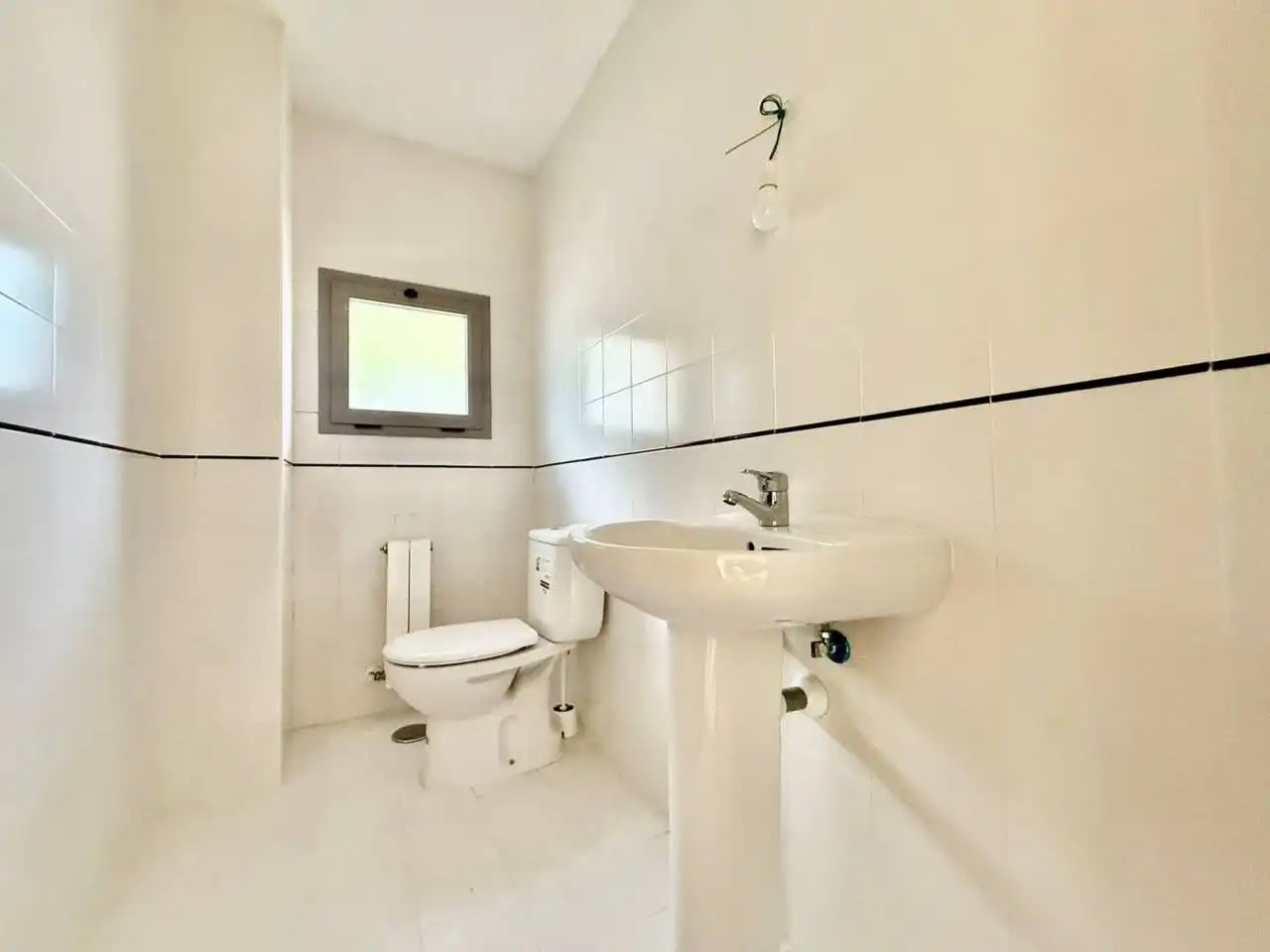 Baño de Casa adosada en venta en Bargas con Calefacción, Jardín privado y Alarma